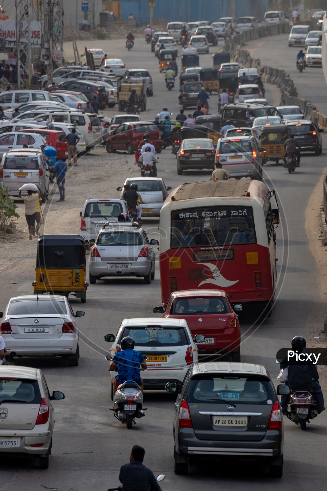 Commuting Vehicles  on  Congested Roads Due To New Flyover Construction At Biodiversity Park