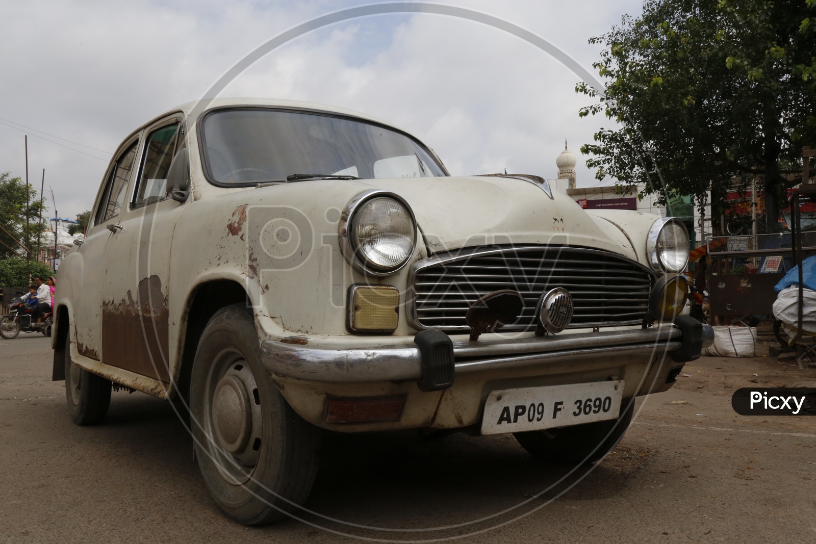 Hindustan Ambassdor Car At Charminar