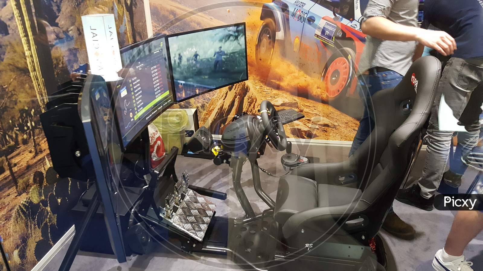 Three monitor racing simulator Playseat for Gamer's