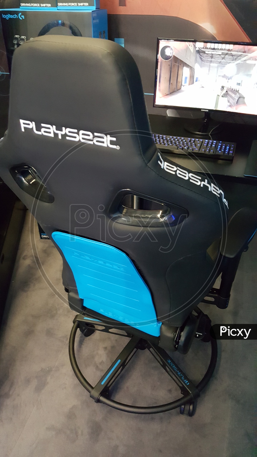 Playseat gaming chair for Gamer's