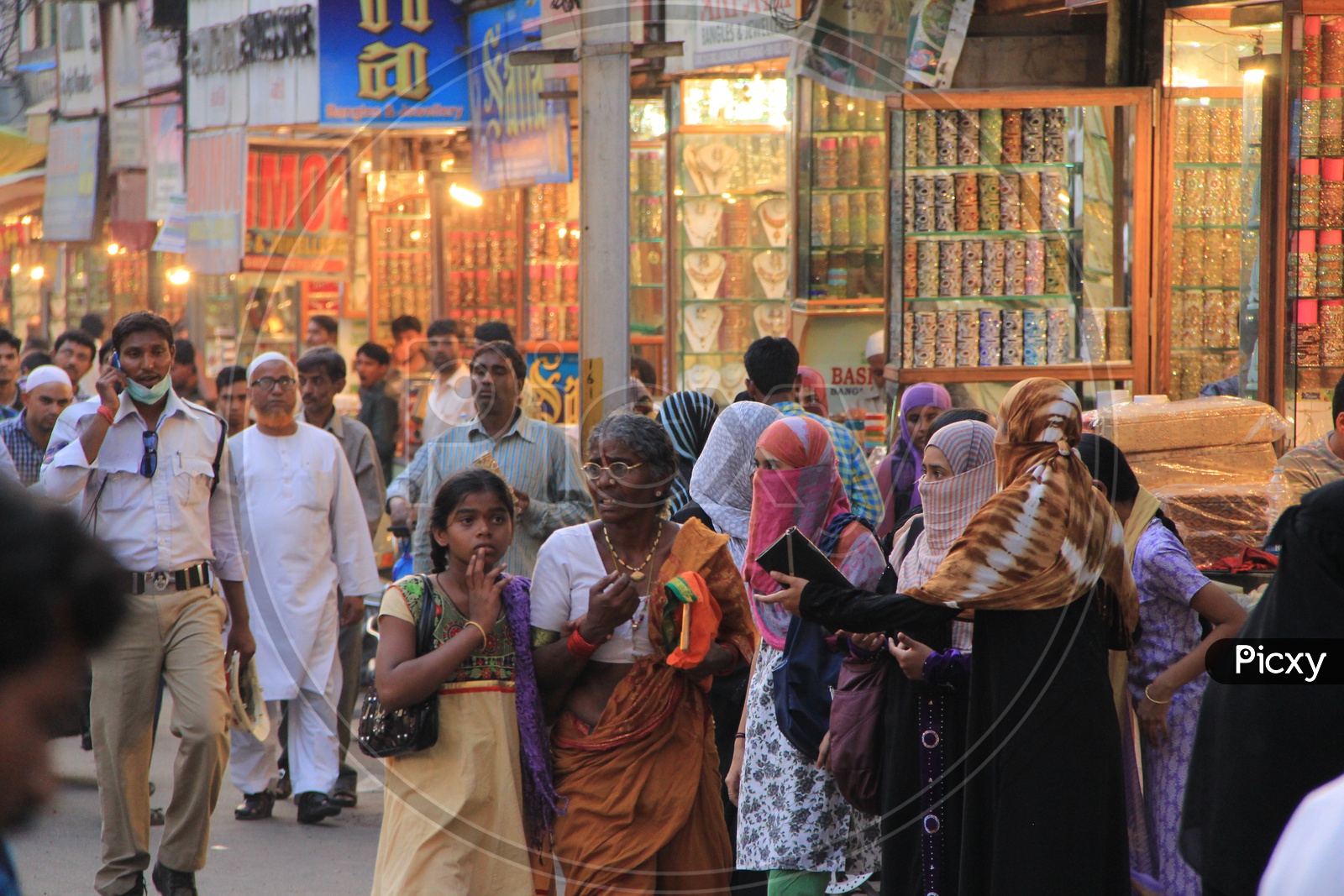 Bangle Bazaar Street With bangle Vendor Stalls  Around Charminar
