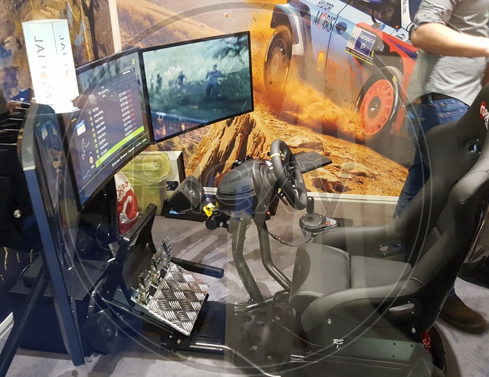 Three monitor racing simulator Playseat for Gamer's