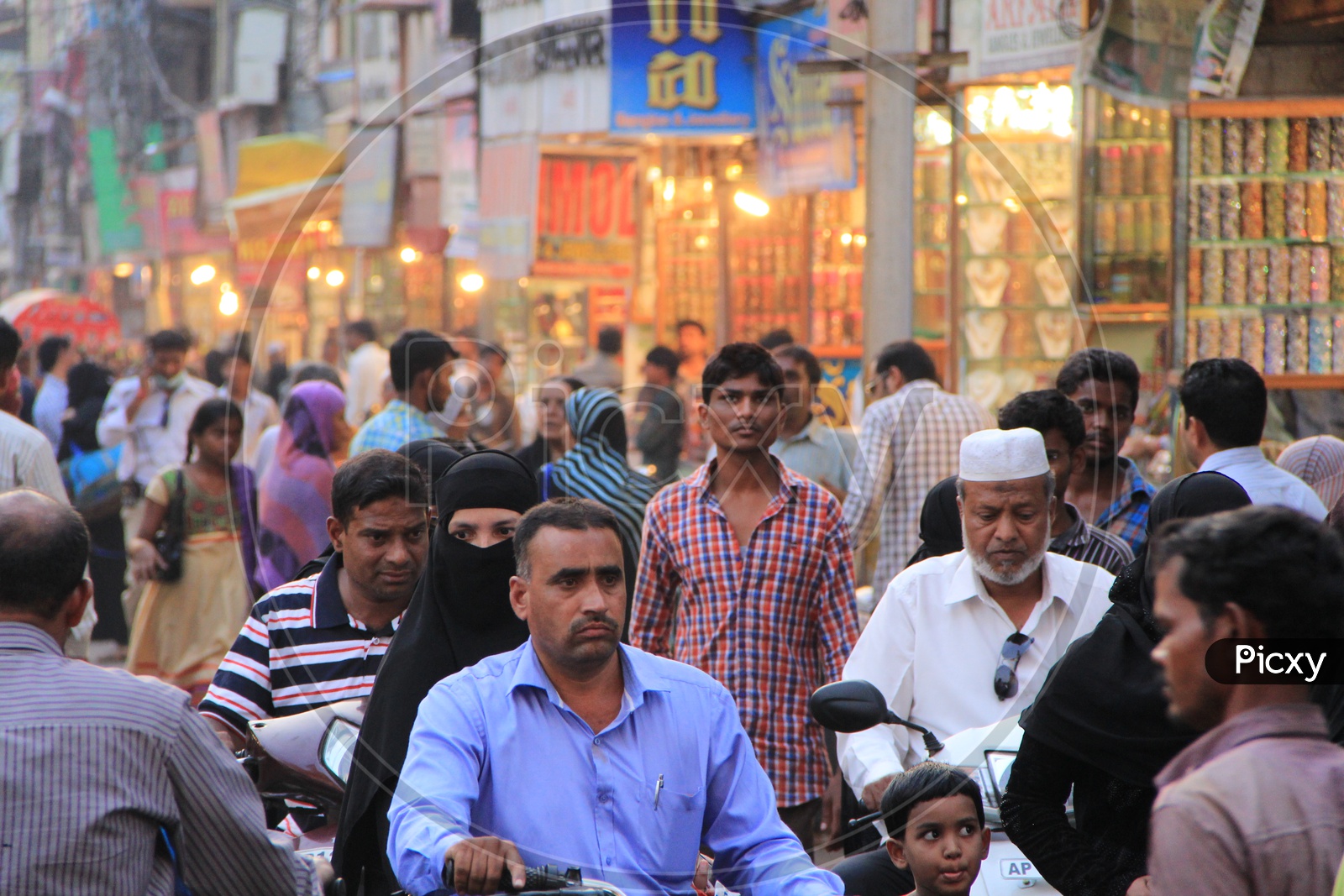 Bangle Bazaar Street With bangle Vendor Stalls  Around Charminar