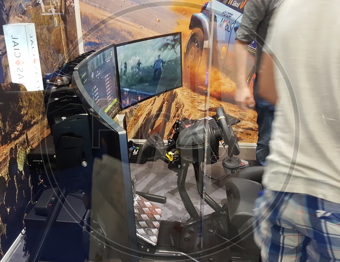 Three monitor racing simulator for Gamer's