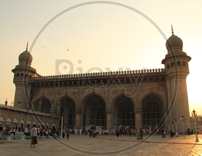 Mecca Masjid  With Visitors