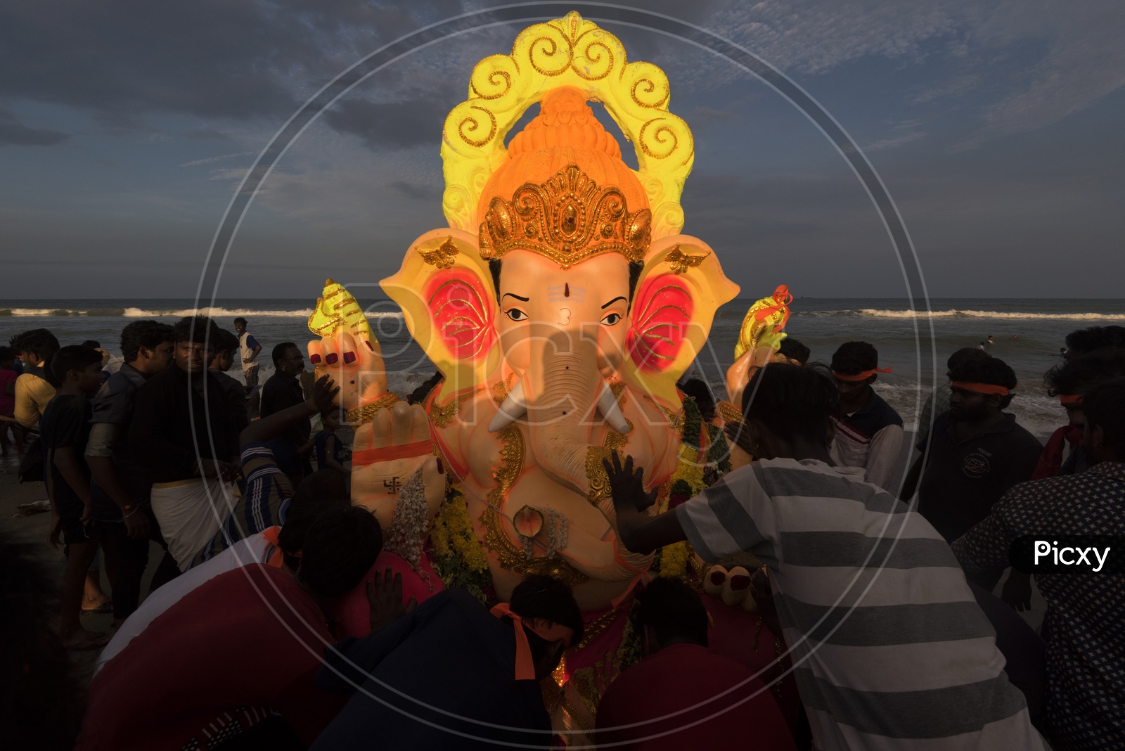 Devotees carrying the Ganesh idol to the sea for immersion.