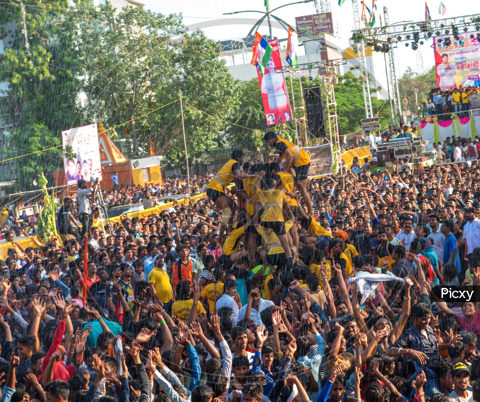Crowd Of Young Indian People Enjoying Making  Human Pyramid At   Govinda  For  The Dahi Handi Festival  To Celebrate Lord  Krishna's Birth Aniversary  Gokul Ashtami Or Krishna Ashtami