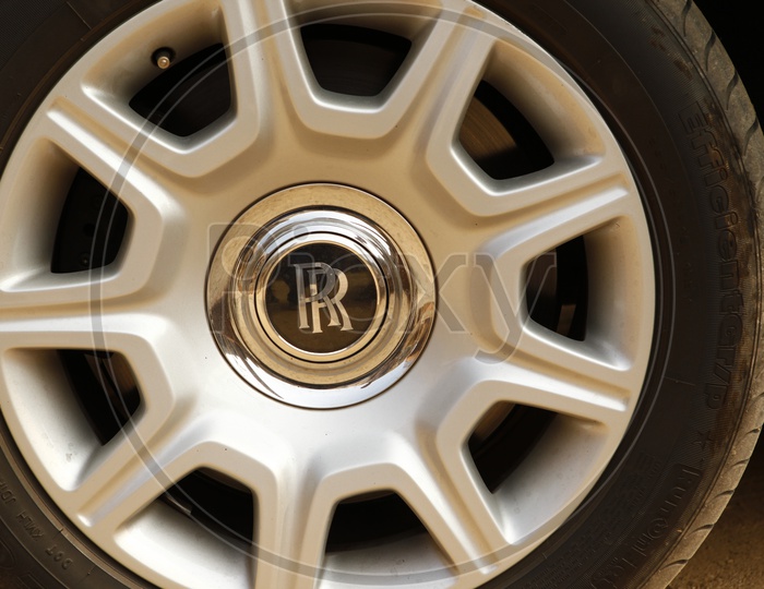 Rolls Royce Cullinan xuất hiện ấn tượng với màu ngoại thất Petra Gold