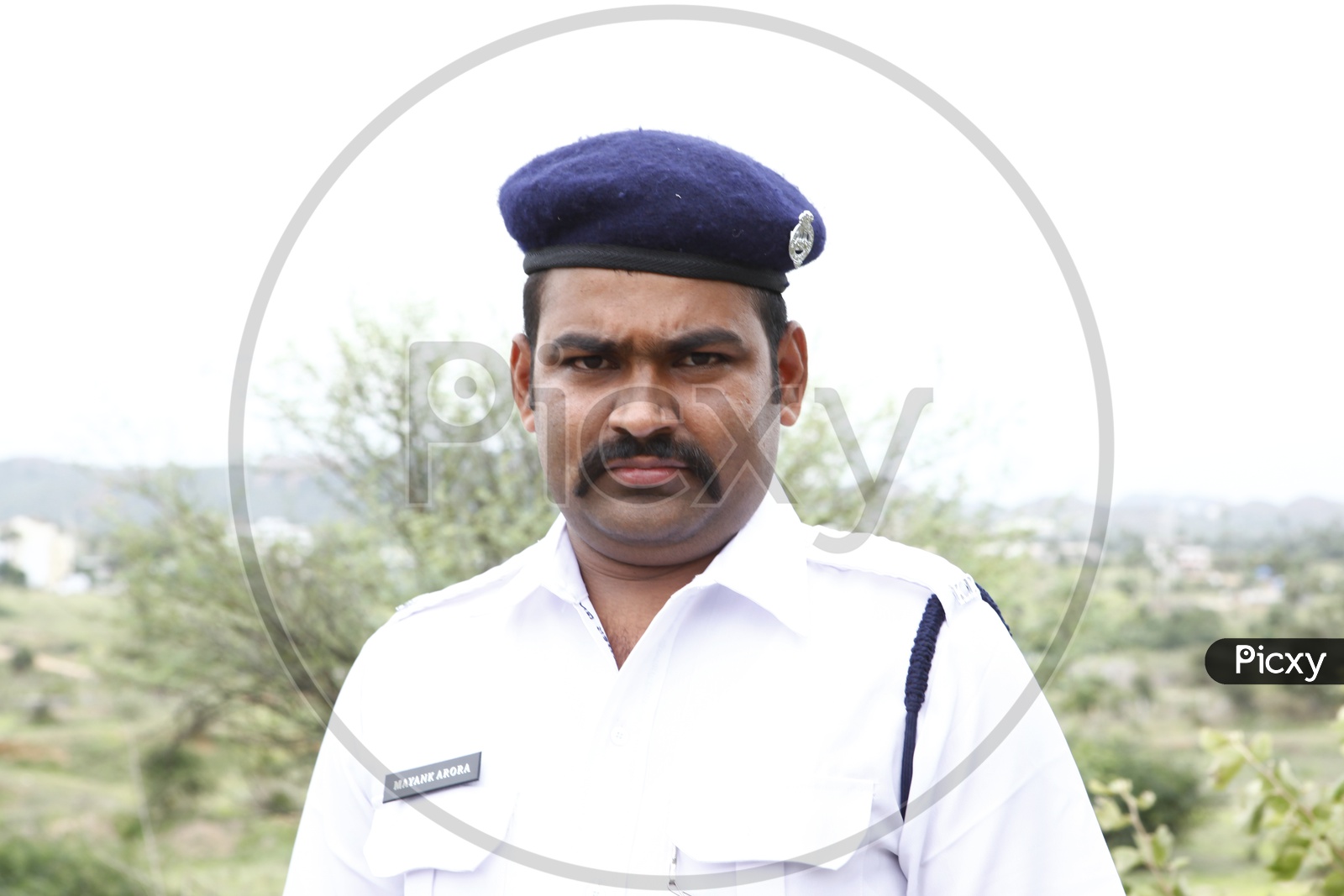 image-of-kolkata-police-man-in-white-uniform-xi422838-picxy