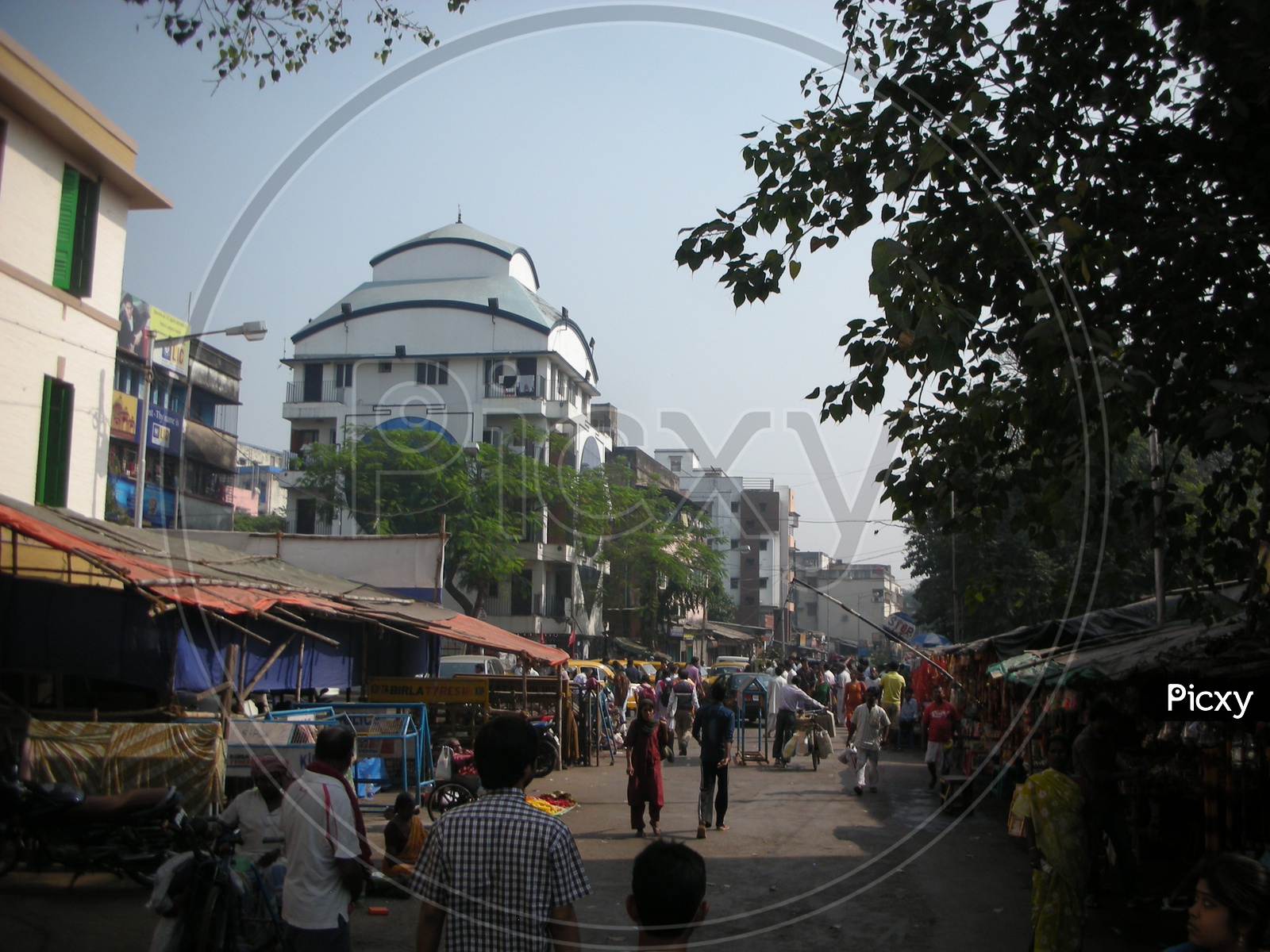 Busy Streets Of Kolkata  With Vendor Shops