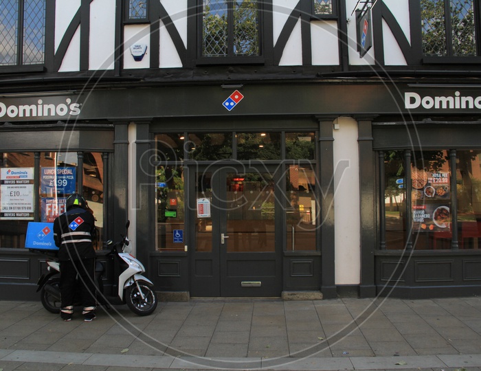 Domino's Outlet with Delivery outside
