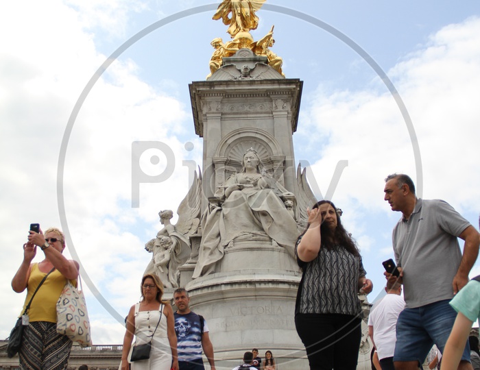 Tourists taking Pictures near Victoria Memorial at Buckingham Palace