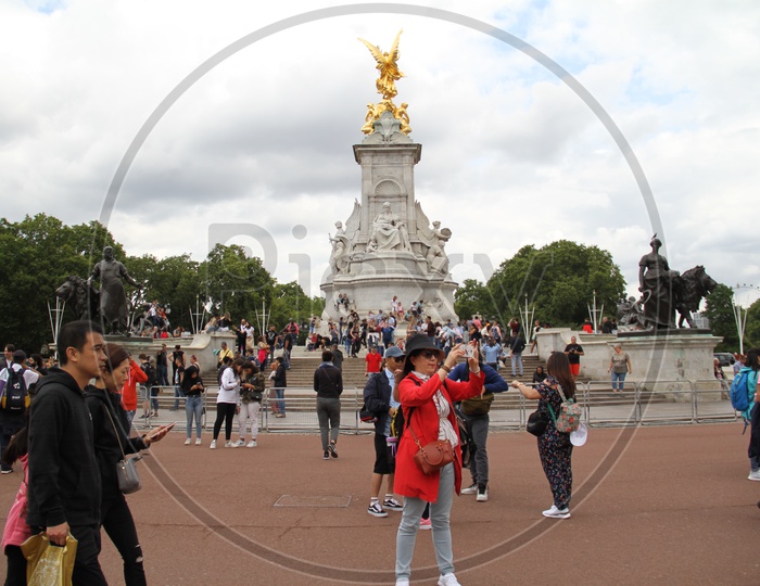 Tourists at Queen Victoria Memorial at Buckingham Palace