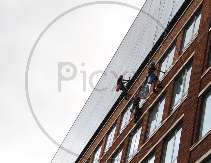 Facade Glass Cleaners