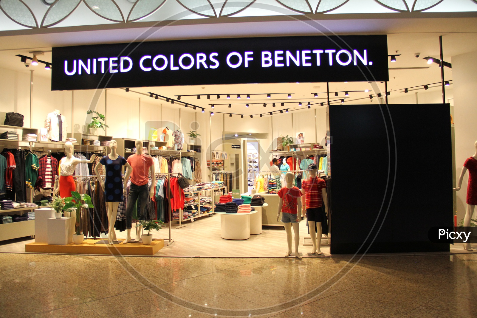 United Colors Of Bennetton Clothes Store