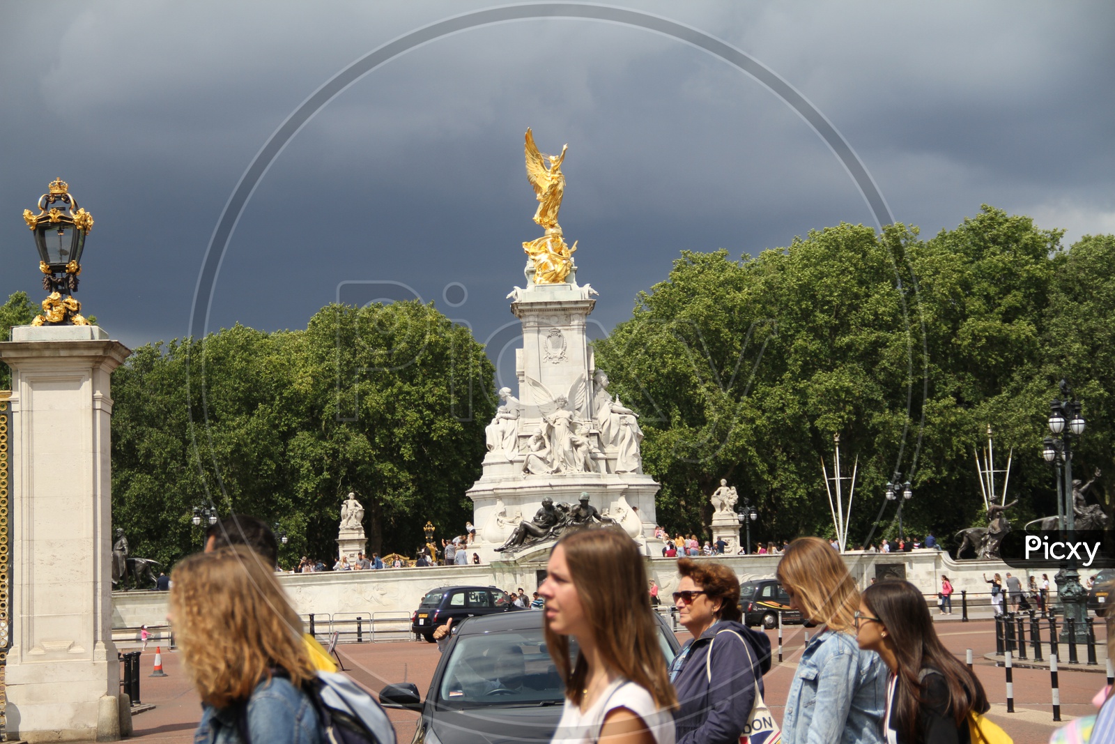 Tourists at Queen Victoria Memorial at Buckingham Palace