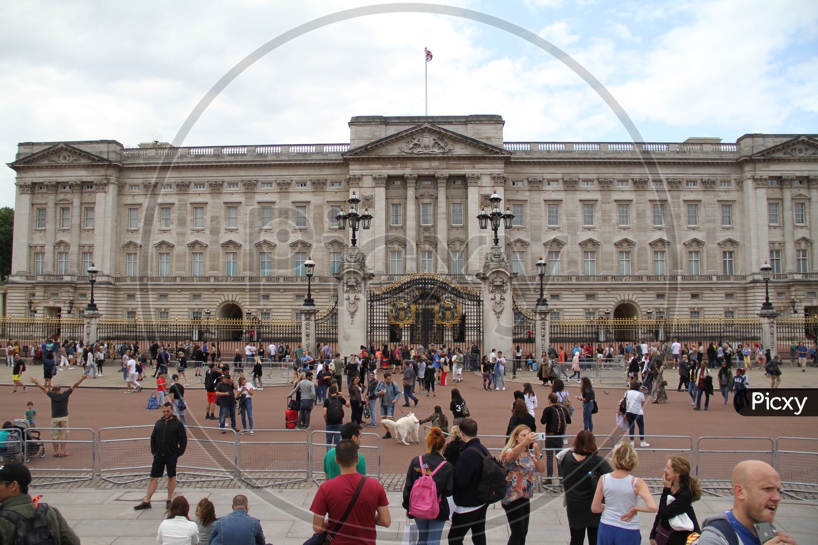 Tourists at Buckingham Palace