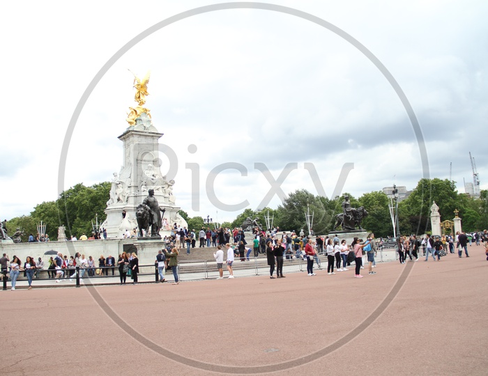 Tourists near Victoria Memorial at Buckingham Palace, London