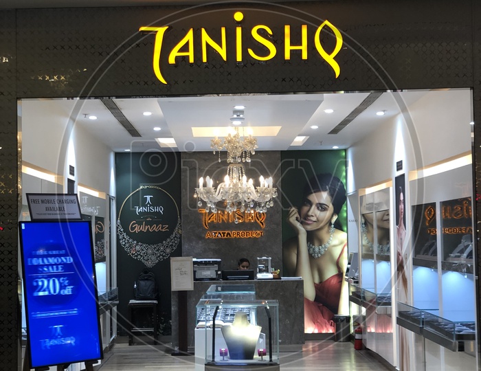 Tanishq  Gold Store Outlet In Mumbai Airport terminal 2