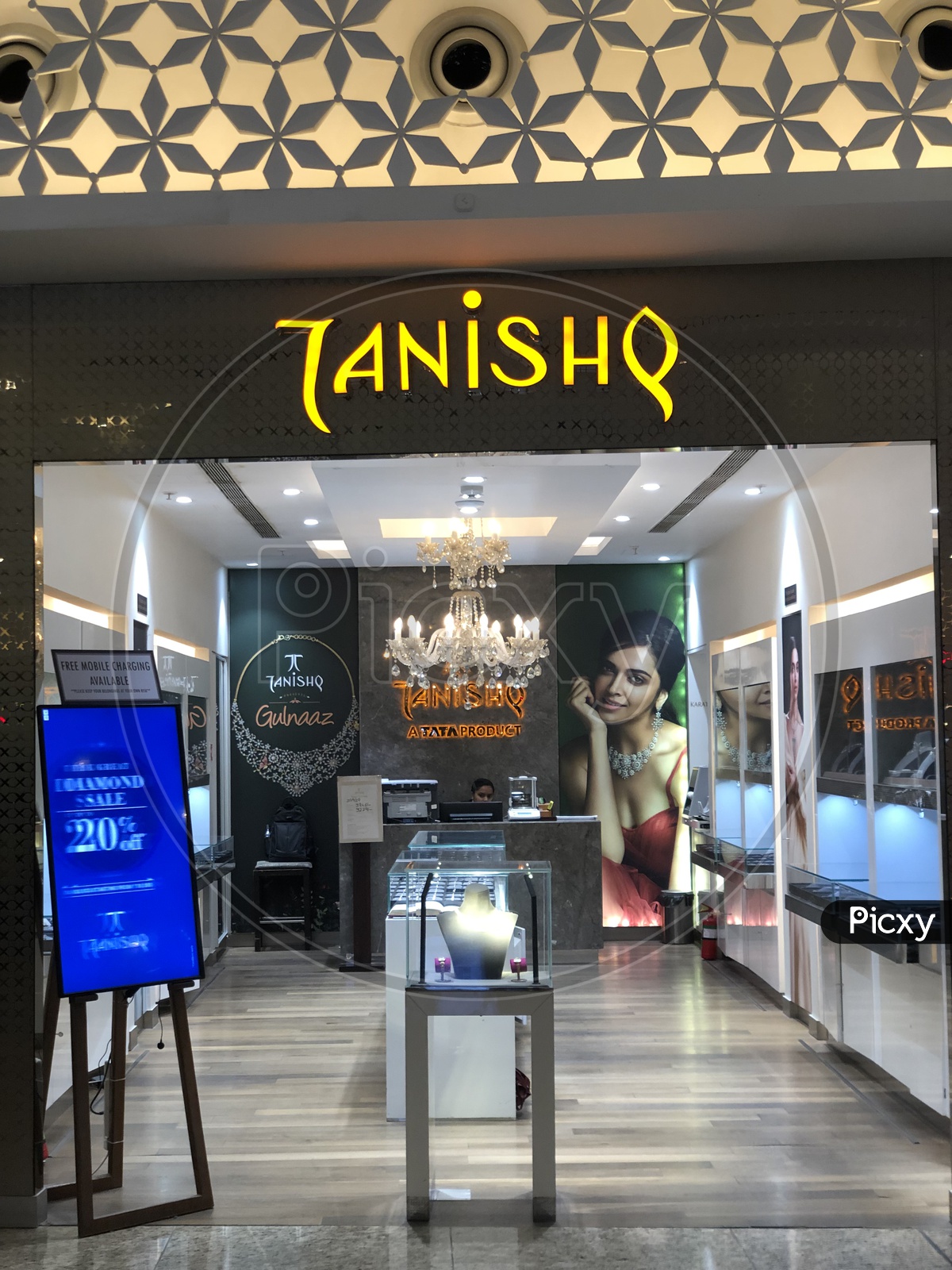 Tanishq  Gold Store Outlet In Mumbai Airport terminal 2