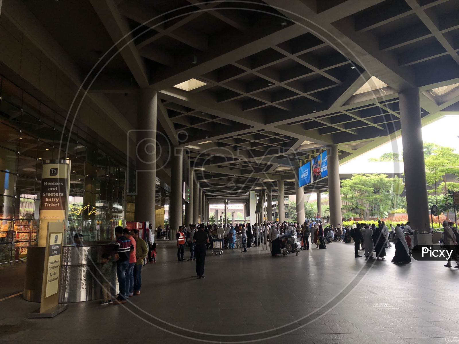 Mumbai Terminal 2 Entrance Lounge With Passengers Travel Scenes