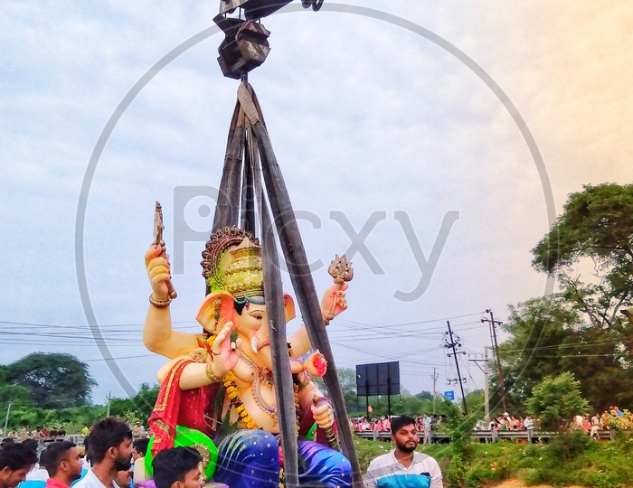 Ganesha lifting by crane (lifting machine).