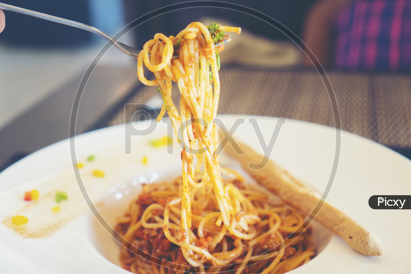 Spaghetti al sugo pomodoro basilico picked with a fork