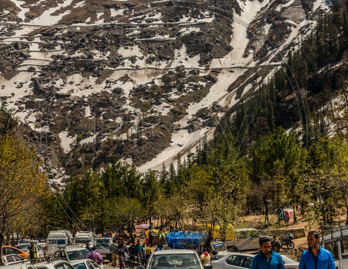 Tourists and vehicles in Gulaba view point