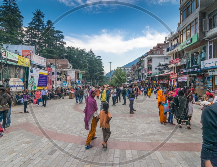 People roaming on the mall road at Manali