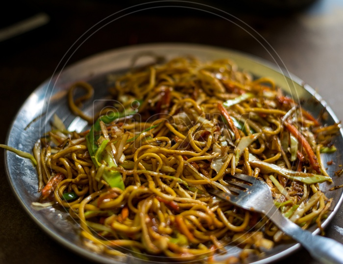 Dry vegetable chow mein noodles served in plate