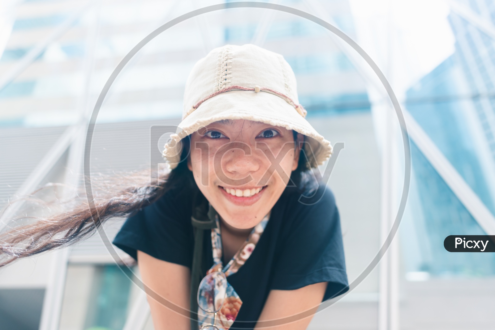 Beautiful young tourist woman smiling wearing a hat