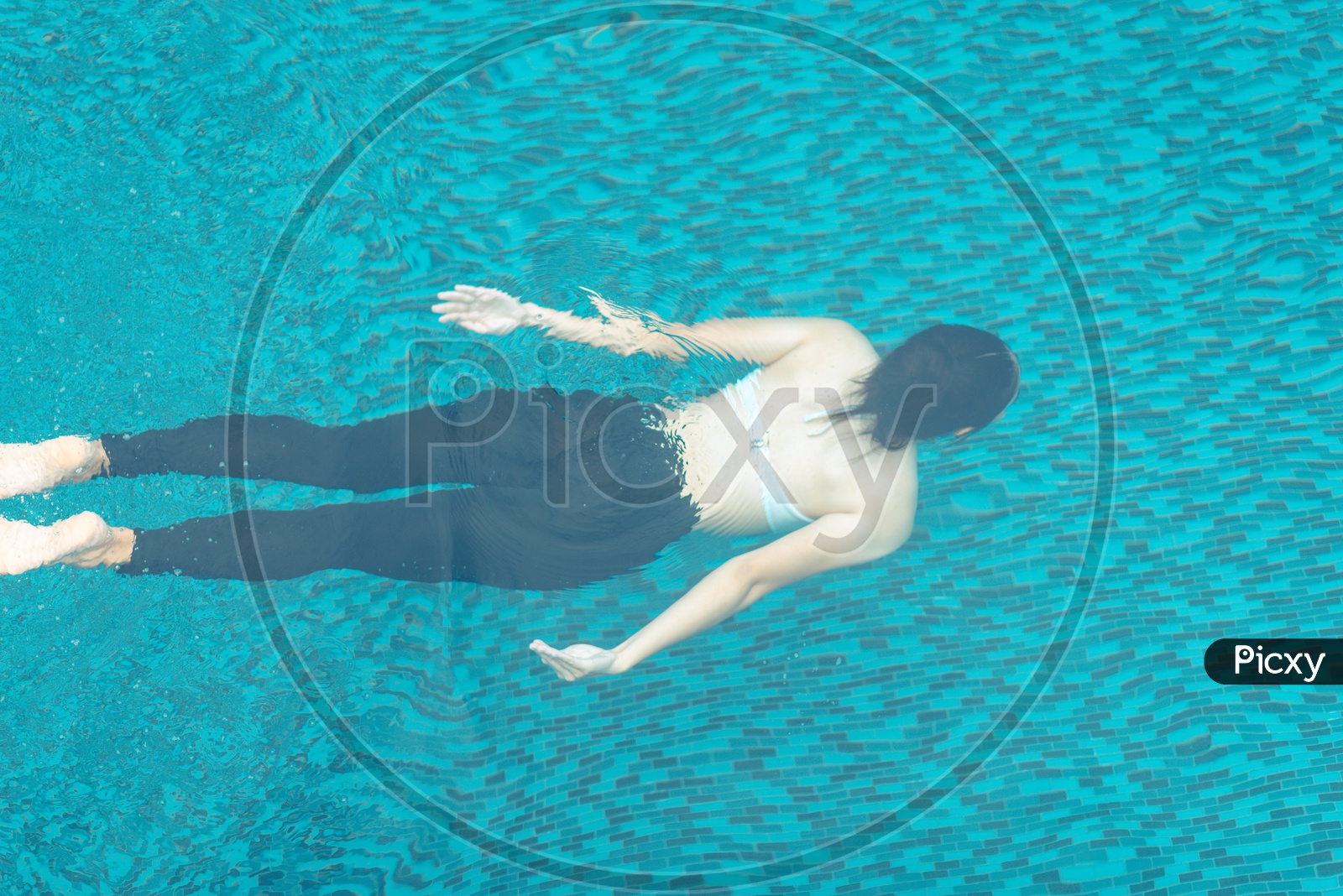 Asian girl in a Swimming pool on a  roof top