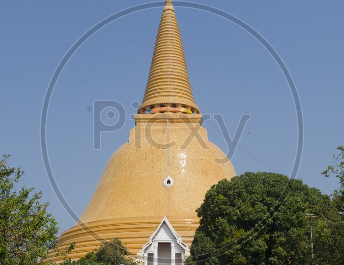 View of Phra Pathom Chedi, the tallest stupa of Nakhon Pathom, Thailand.