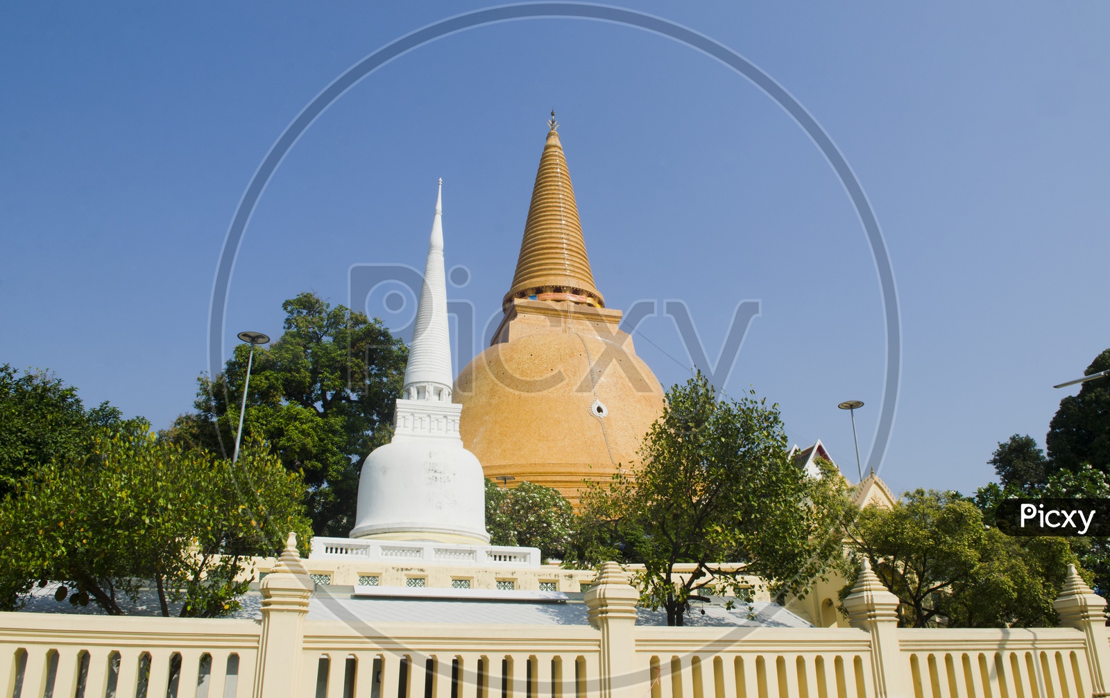 Nakhon Pathom Chedi, the tallest stupa in the world of Nakhon Pathom, Thailand.