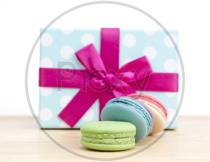 A gift box idea with macaroons