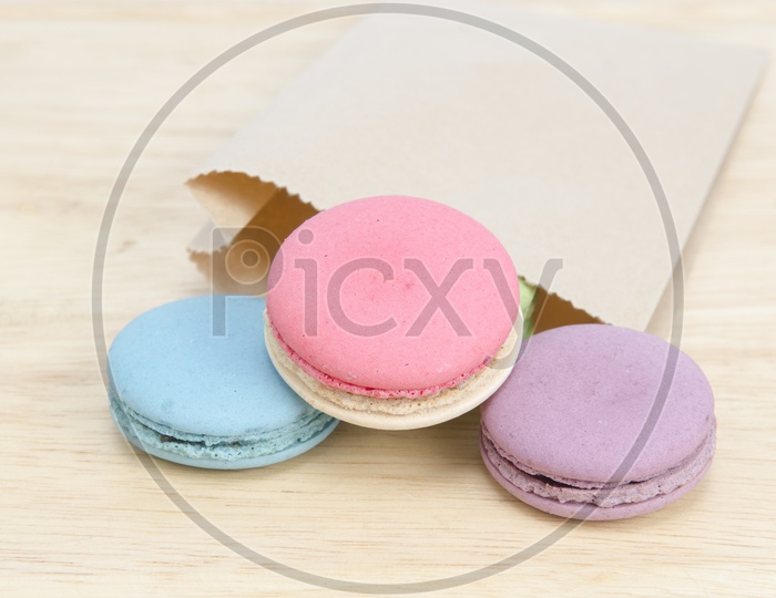 Natural and colourful french macaroons