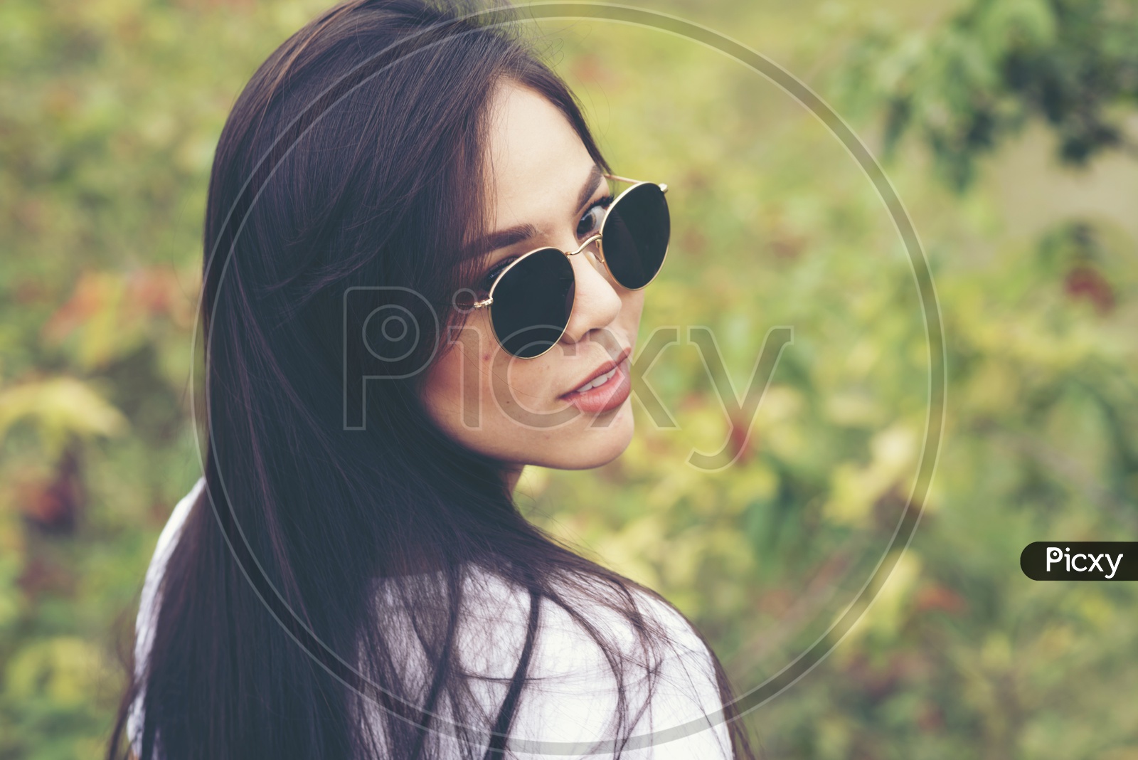 portrait girl on outdoors with sunglasses