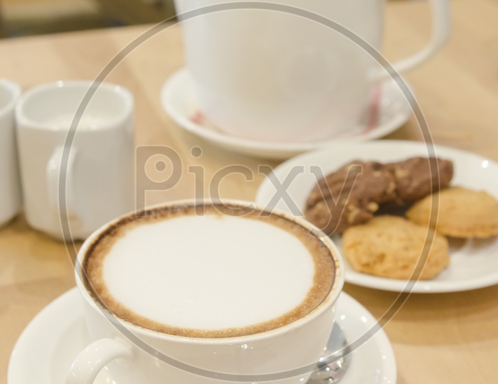 A Thai Cappuccino served with cookies