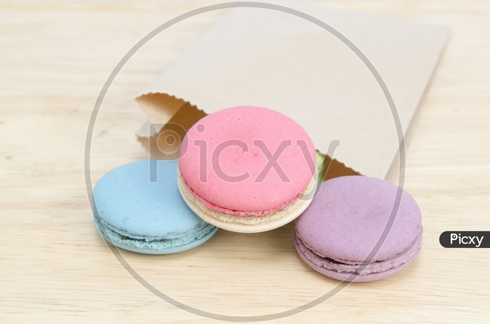 Natural and colourful french macaroons