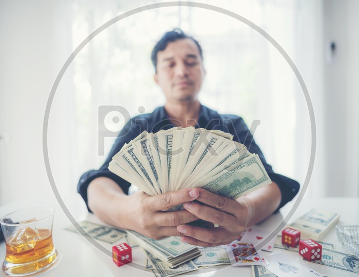 Man holding a US Dollars in hand