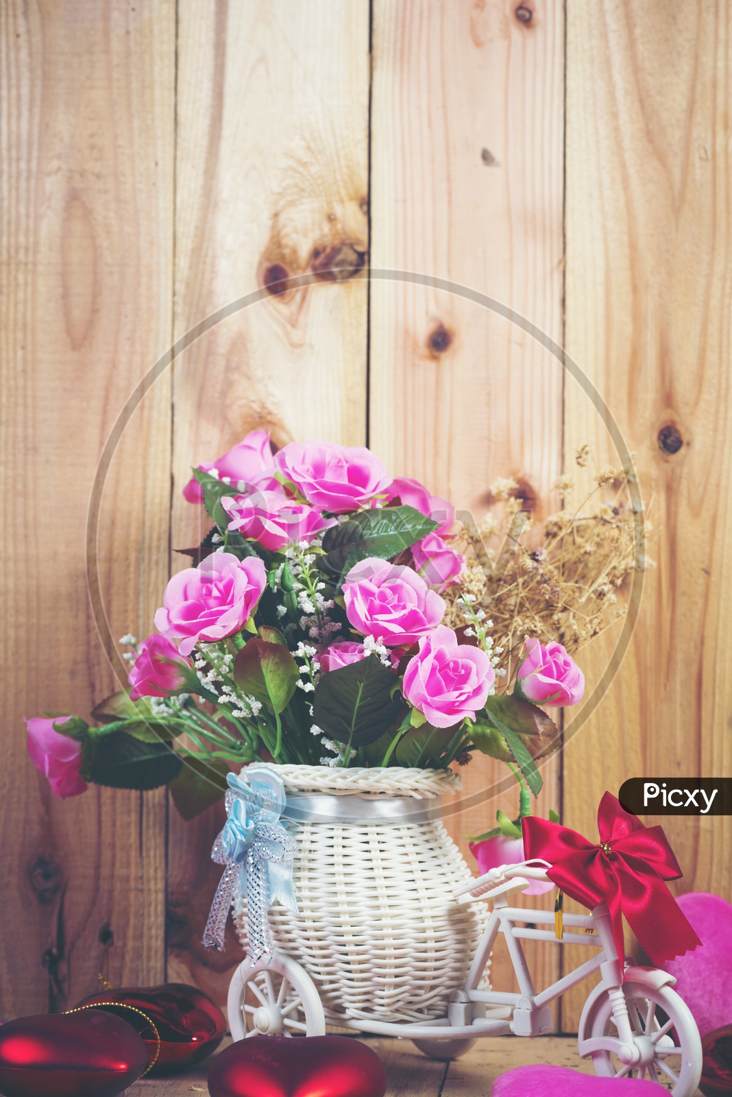 Rose Flowers in a Vase Over an Wooden  Background
