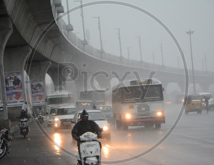 Commuting Vehicles  Drenching In Heavy Rain On Hyderabad City Roads