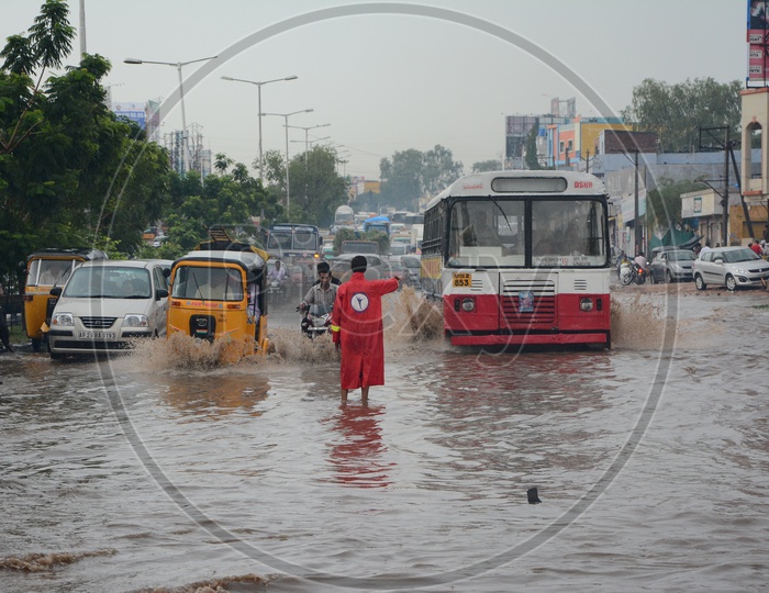 Telangana Traffic Police Controlling  Vehicles on heavy Flooded Hyderabad City Roads