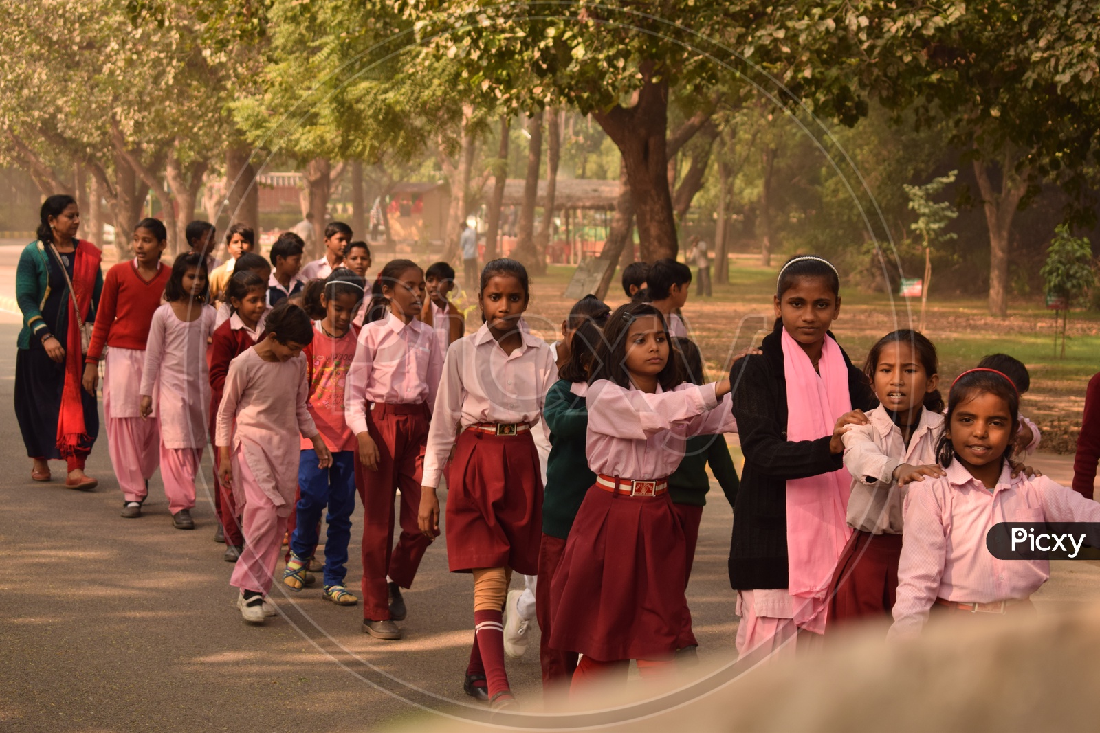 Children from a school visiting National Zoological Park, Delhi