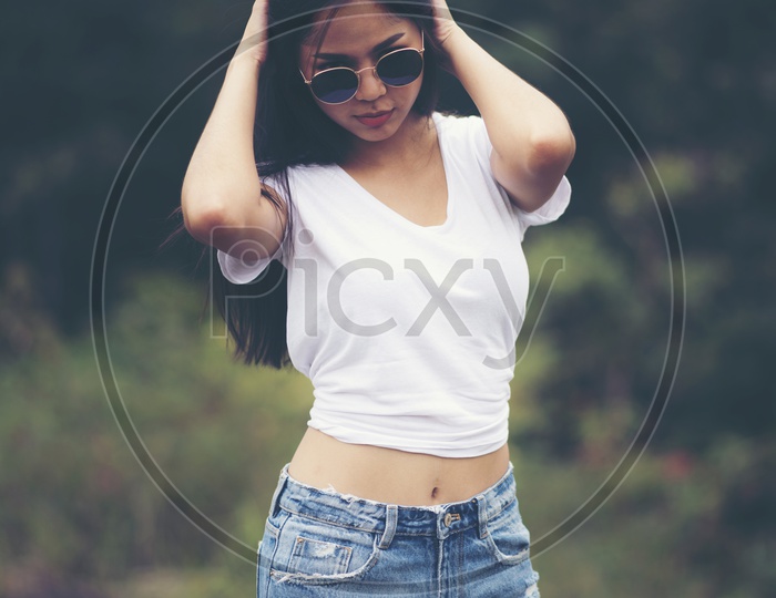 portrait girl Posing on outdoors with sunglasses