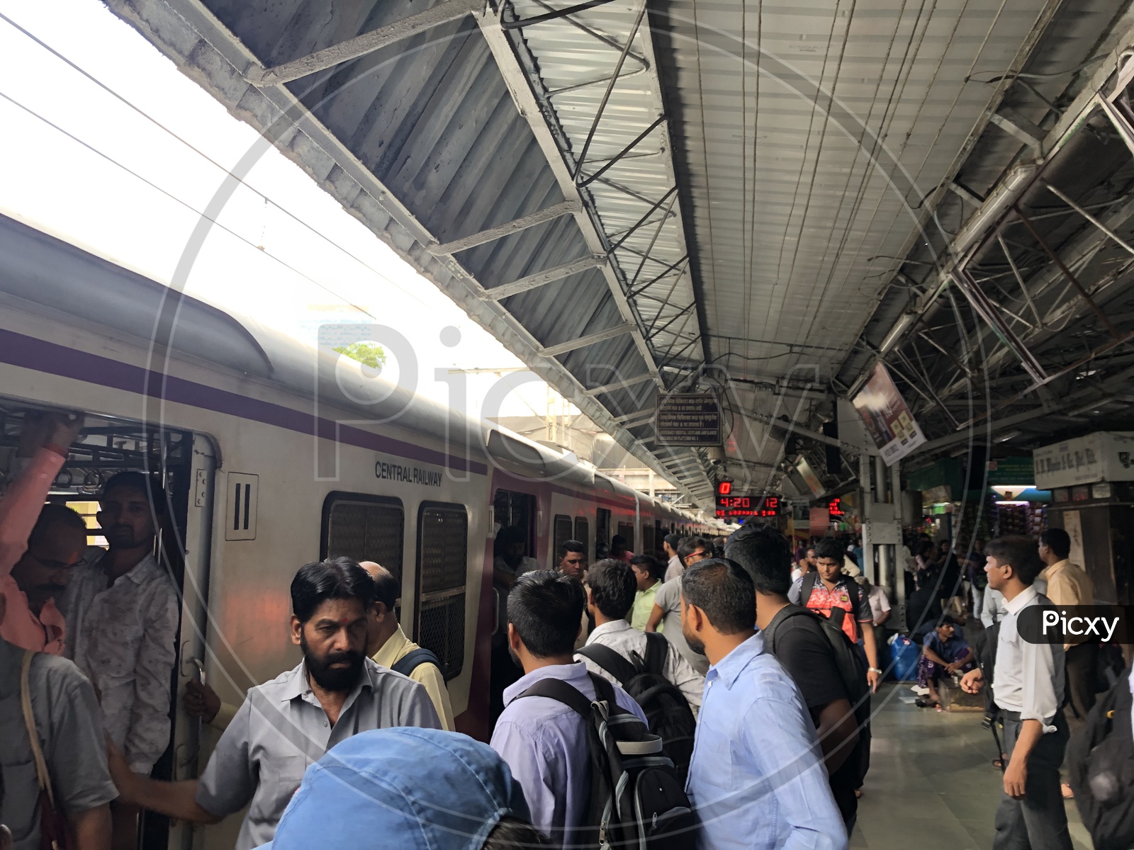 People boarding a Mumbai Local Train