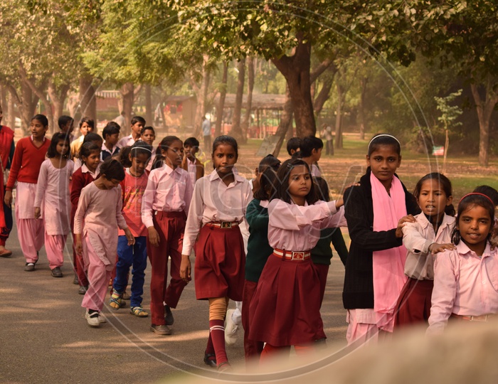Children from a school visiting National Zoological Park, Delhi