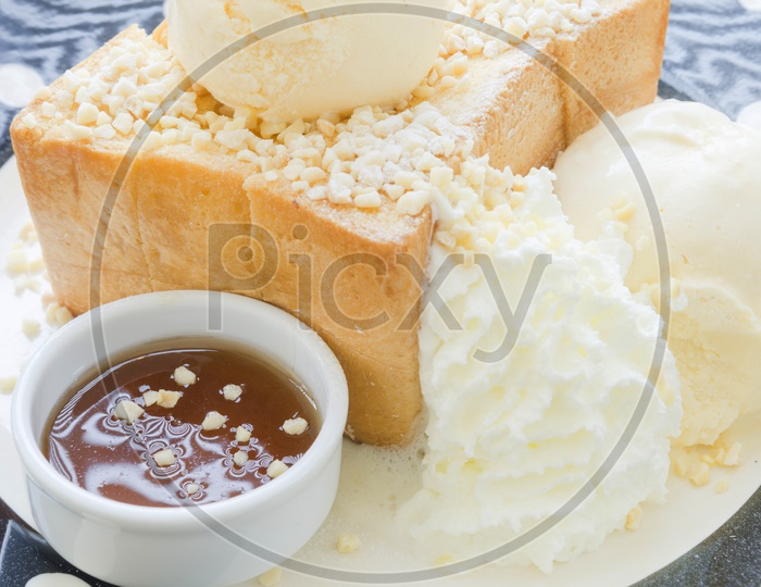 Honey Toast, Consists of bread topped with honey and ice cream
