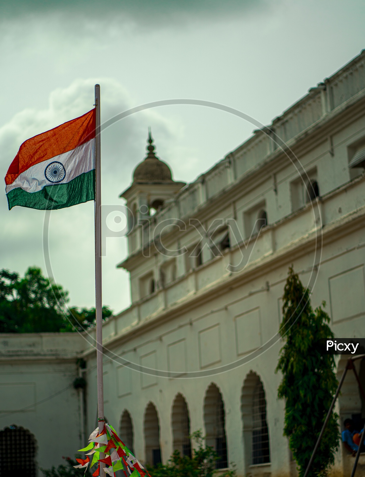 leading lines towards Indian flag