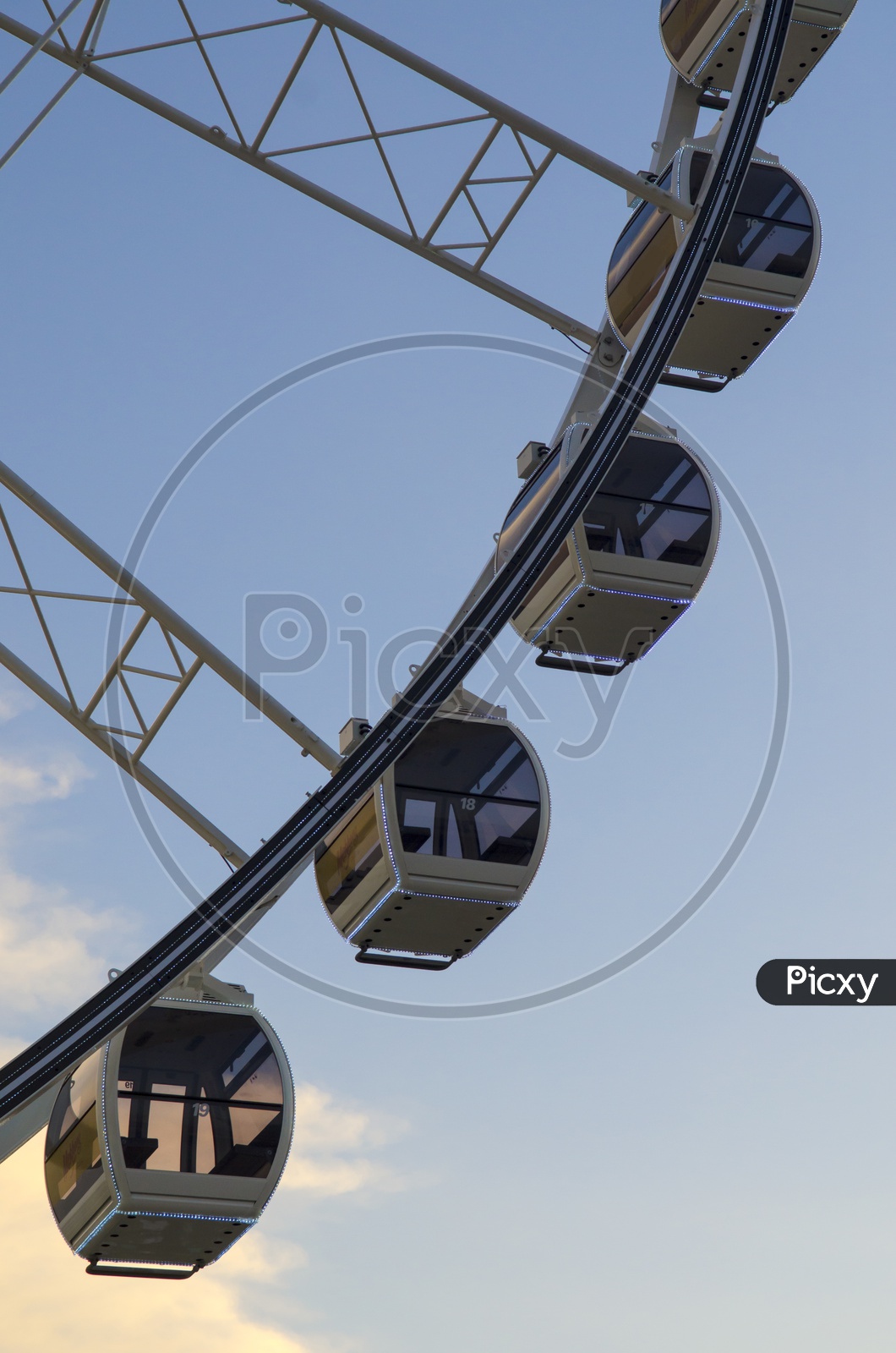 Beautiful large Ferris wheel With Passenger Cabins Or Capsules